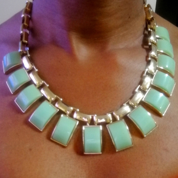 Gold Necklace w/pale green - Picture 3 of 4